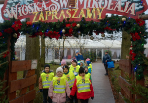 Dzieci idą na spotkanie z Mikołajem