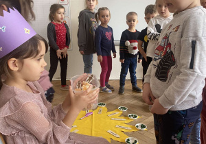 Zdjęcie przedstawia chłopca składającego Jubilatce życzenia.