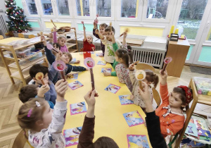 Dzieci jedzą urodzinowe babeczki