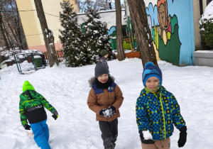 Zabawa dzieci na śniegu