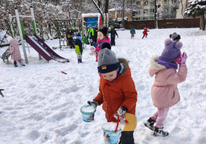 Zabawa dzieci na śniegu