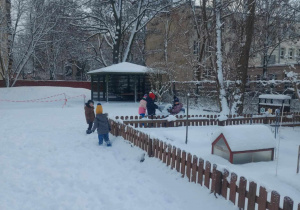 dzieci bawiące się na śniegu