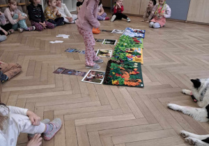 dziecko chowające chrupka w macie węchowej