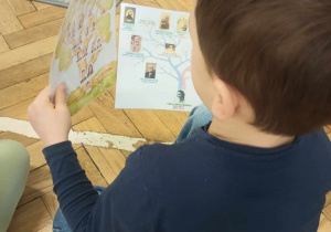chłopiec ogląda drzewo genealogiczne