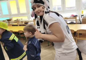 Na zdjęciu widzimy panią Dyrektor, która tańczy taniec do utworu "Krasnoludek".