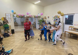 Na zdjęciu widzimy dzieci z grupy II wraz z panią Beatką, które prezentują swoje stroje karnawałowe.