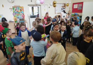 Na zdjęciu widzimy grupkę dzieci bawiącą się do muzyki rozrywkowej.