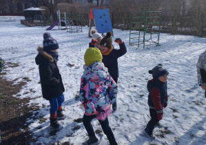 Na zdjęciu widzimy grupkę dzieci, które tańcą do muzyki.