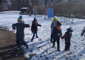 Na zdjęciu widzimy grupkę dzieci, które tańczą do muzyki.