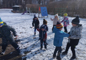 Na zdjęciu widzimy grupkę dzieci, które tańczą do muzyki. Dwójka chłopców tańczy w parze.