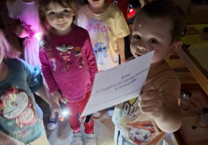 Poszukiwanie zadań z użyciem latarek , chodząc po kolejnych salach w przedszkolu