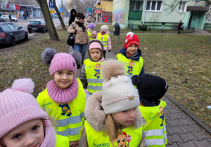 Zdjęcie przedstawia grupę dzieci, idących na spacer.