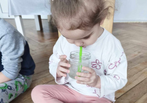 Dzieci wykonują doświadczenie z powietrzem i wodą