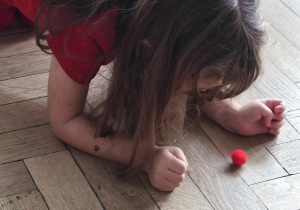 Dzieci wykonują doświadczenie z powietrzem i pomponem