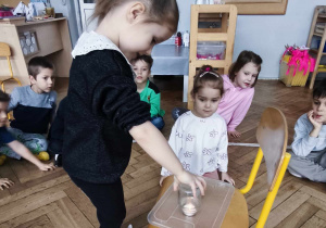 Dzieci wykonją doświadczenie z powietrzem i świecą