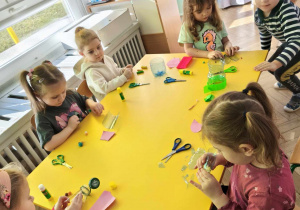 Dzieci wykonują prace - cuda z butelki