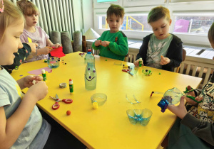 Dzieci wykonują prace - cuda z butelki