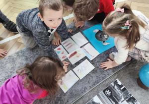 Dzieci tworzą piękniejszy , czysty od dymów świat - rysunki