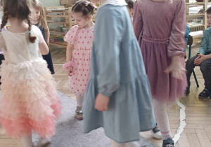 Dziewczynki podczas pokazu mody