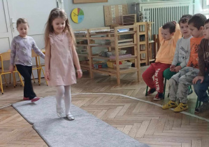 Dziewczynki podczas pokazu mody