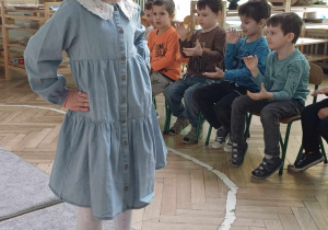 Dziewczynki podczas pokazu mody