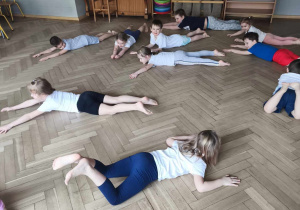 Dzieci ćwiczą na sali