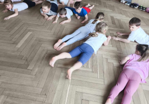 Dzieci ćwiczą na sali