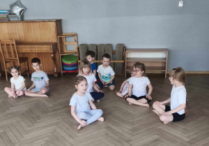 Dzieci ćwiczą na sali