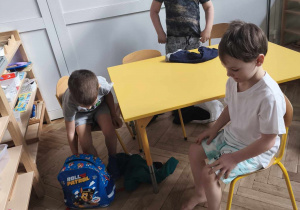 Dzieci zmieniają ubrania na gimnastykę