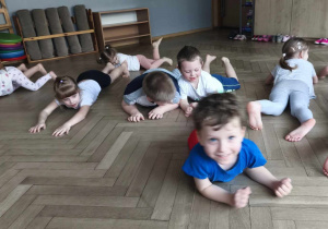 Dzieci ćwiczą na sali