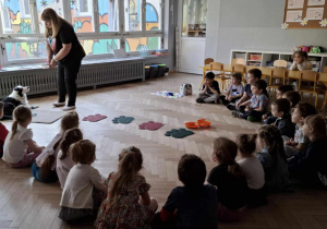 DZieci rozmawiają z nauczycielem o wypadkach psich na spacerach