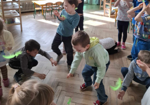 dzieci dmuchają w piórka