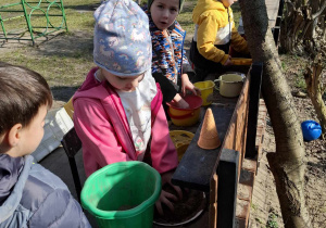 dzieci bawią się w kuchni błotnej