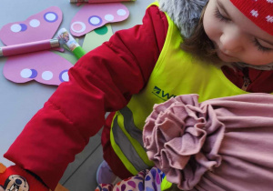 Dzieci wręczają \ zostawiają ulotki