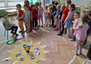 dzieci stoją w kolejce do składania życzeń urodzinowych