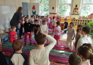 Na zdjęciu widzimy grupę dzieci, które ustawiają się w koło.