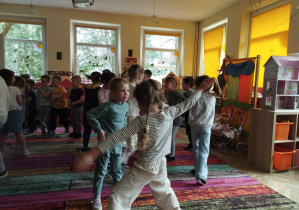 Na zdjęciu widzimy dzieci, które tańczą do piosenki "Necio".