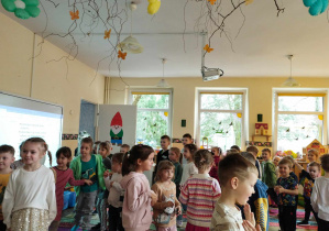 Na zdjęciu widzimy dzieci, które biorą udział w zabawie "Pająk i muchy".