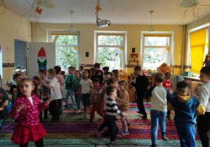 Na zdjęciu widzimy dzieci, które biorą udział w zabawie "Pająk i muchy".