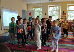 Na zdjęciu widzimy dzieci, które biorą udział w zabawie "Pająk i muchy".