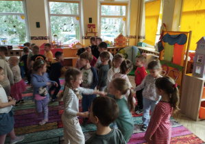 Na zdjęciu widzimy dzieci, które tańczą do piosenki "Necio".