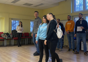 Zdjęcie przedstawia dwie kobiety przytulające się do siebie.