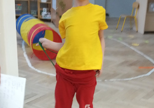 Chłopec przechodzi przez szarfę.