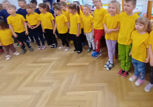 Dzieci stoją i śpiewają hymn "Niebieskich Igrzysk"