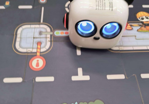 Zdjęcie przedstawia robota jadącego wyznaczoną trasą.