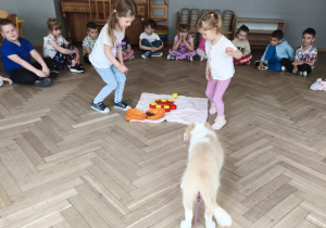 Dzieci szykuja smaczki w zabawce węchowej