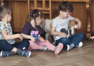 Pies podchodzi do dzieci