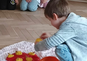 Dzieci szykuja smaczki w zabawce węchowej