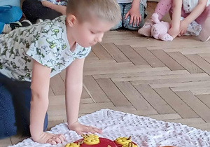 Dzieci szykuja smaczki w zabawce węchowej
