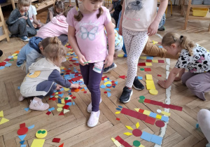 dzieci układają drzewa z figur geometrychnych